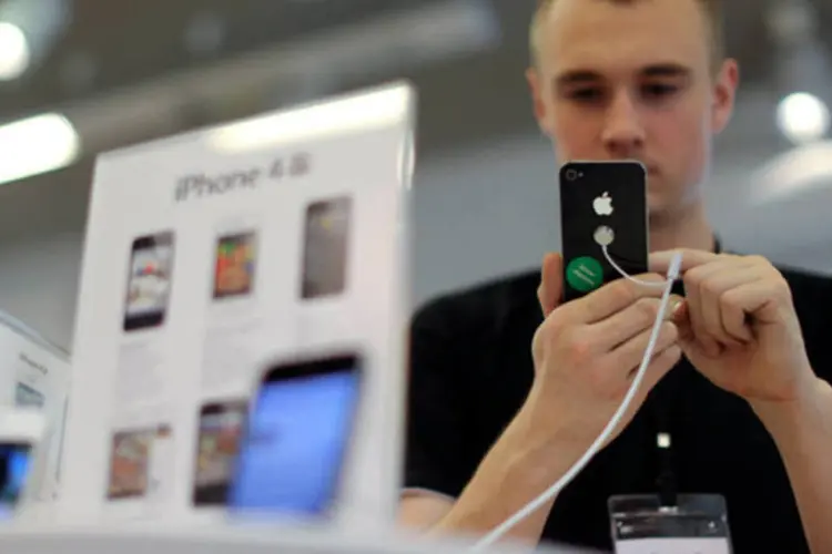 Funcionário de uma revendedora da Apple em Moscou arruma um iPhone 4S, na Rússia (Andrey Rudakov/Bloomberg)
