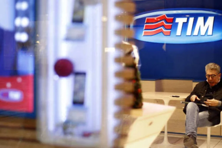 
	Consumidor aguarda atendimento em uma loja da TIM: empres&aacute;rio franc&ecirc;s est&aacute; aumentando influ&ecirc;ncia na Telecom Italia para vender unidade brasileira
 (Alessia Pierdomenico/Bloomberg)