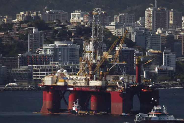 
	Plataforma de petr&oacute;leo da Petrobras na Baia da Guanabara, no Rio de Janeiro: o b&ocirc;nus acordado com gerentes era de 5% do valor do contrato, R$ 475 mil
 (Dado Galdieri/Bloomberg)