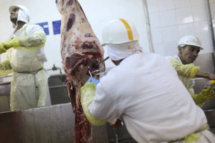 
	Trabalhadores em um frigor&iacute;fico da Minerva, em Barretos
 (Dado Galdieri/Bloomberg/Bloomberg)