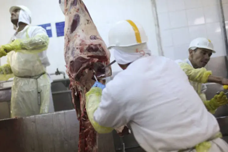 
	Trabalhadores em um frigor&iacute;fico da Minerva, em Barretos
 (Dado Galdieri/Bloomberg)