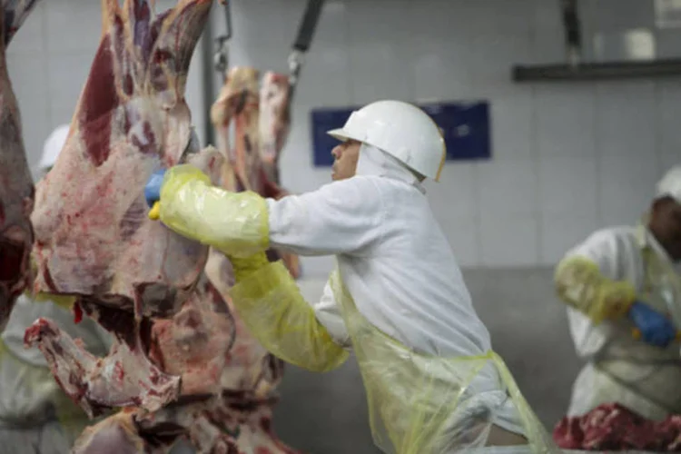 
	Trabalhador na linha de produ&ccedil;&atilde;o de um frigor&iacute;fico da Minerva em Barretos
 (Dado Galdieri/Bloomberg)