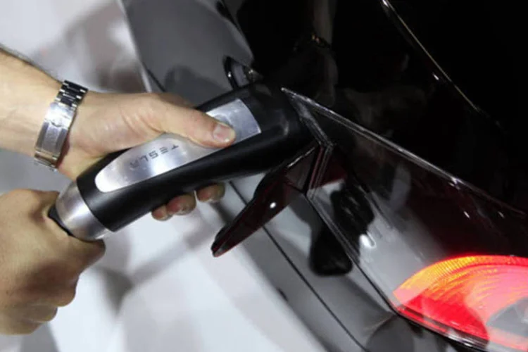 
	Carro el&eacute;trico sendo carregado: hoje, um carro el&eacute;trico paga 25% do IPI, quase o dobro do que &eacute; aplicado a um carro m&eacute;dio movido a gasolina
 (Krisztian Bocsi/Bloomberg)