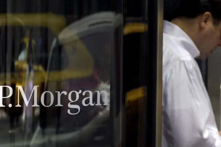 Homem sai do prédio onde fica os escritórios do banco JPMorgan Chase em Nova York, nos Estados Unidos (Peter Foley/Bloomberg)