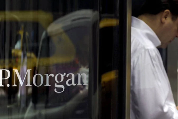 Homem sai do prédio onde fica os escritórios do banco JPMorgan Chase em Nova York, nos Estados Unidos (Peter Foley/Bloomberg)