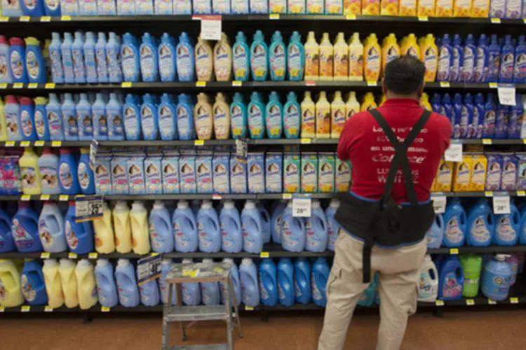 
	Funcion&aacute;rio do Walmart organiza produtos: empresa afirmou que a medida &eacute; preventiva e segue sua pol&iacute;tica de seguran&ccedil;a alimentar
 (Susana Gonzalez/Bloomberg)