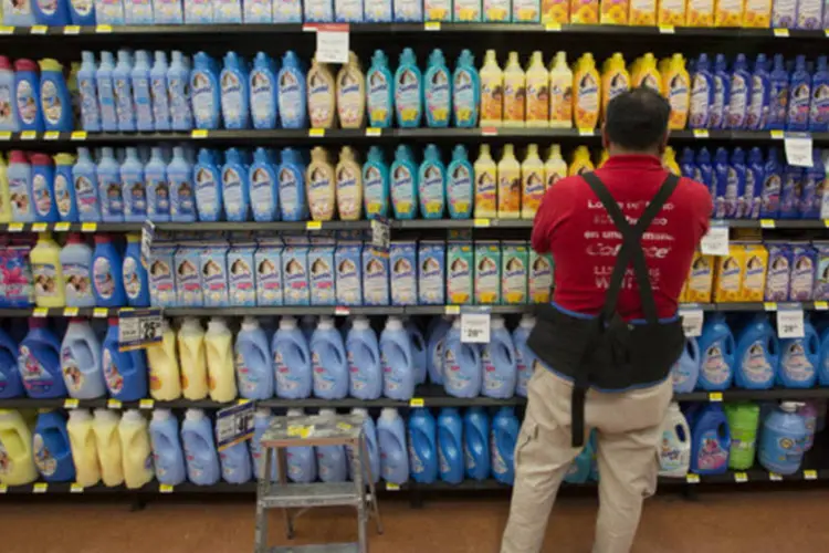Funcionário do Walmart organiza produtos nas prateleiras de uma das lojas da companhia (Susana Gonzalez/Bloomberg)