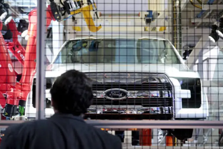 
	Linha de montagem simulando a constru&ccedil;&atilde;o do novo Ford F-150, no Sal&atilde;o de Detroit
 (Andrew Harrer/Bloomberg)