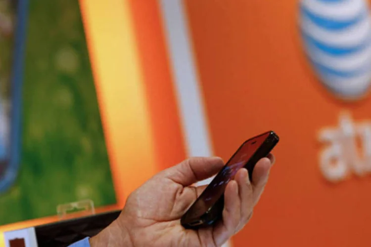 
	Loja da AT&amp;T: operadora&nbsp;disse que reduziria as tarifas mensais de seu pacote de 10 gigabytes para US$ 15 d&oacute;lares por telefone
 (Patrick T. Fallon/Bloomberg)