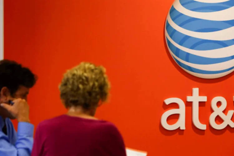 Funcionário da AT&T atente a um consumidor em uma loja da operadora móvel em Manhattan Beach, na Califórnia (Patrick T. Fallon/Bloomberg)
