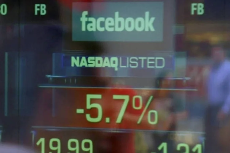 
	Pre&ccedil;o das a&ccedil;&otilde;es do Facebook em um tel&atilde;o da Nasdaq em Nova York
 (Peter Foley/Bloomberg)