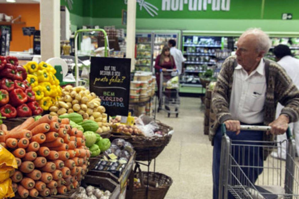 
	Homem fazendo compras em um supermercado: o varejo teve pior resultado em 2013 em 10 anos, segundo o IBGE
 (Marcos Issa/Bloomberg)
