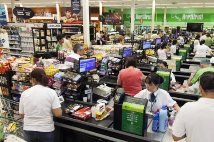 
	Consumidores em um supermercado do P&atilde;o de A&ccedil;&uacute;car em S&atilde;o Paulo, Brasil: as vendas l&iacute;quidas no segmento alimentar somaram R$ 9,240 bilh&otilde;es, alta de 17,2% na base trimestral
 (Marcos Issa/Bloomberg)