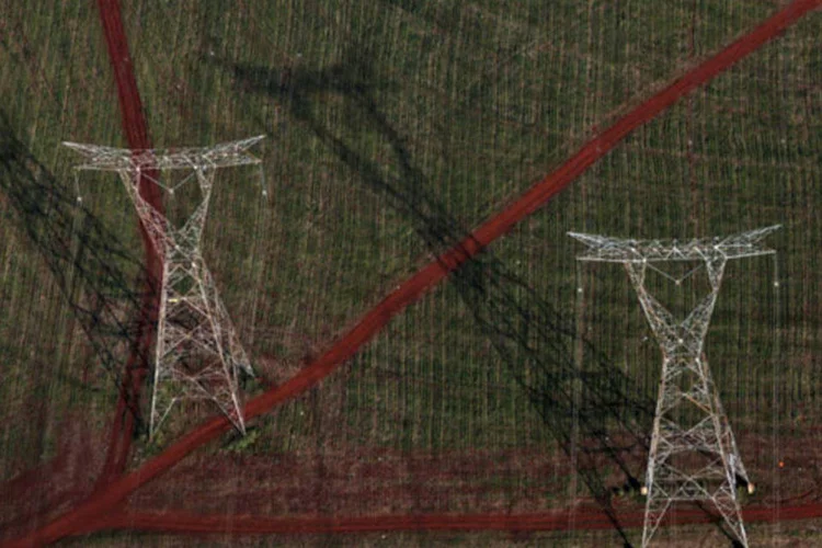 
	Linhas de transmiss&atilde;o de energia: poucas chuvas em janeiro, m&ecirc;s tradicionalmente &uacute;mido e chuvoso, tem elevado cada semana os custos de opera&ccedil;&atilde;o do sistema el&eacute;trico
 (Dado Galdieri/Bloomberg)