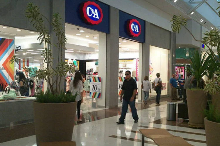
	C&amp;A: o cen&aacute;rio de recess&atilde;o fez quase 100 mil lojistas encerrarem as atividades no pa&iacute;s em 2015
 (Róger Randerson/Wikimedia Commons)