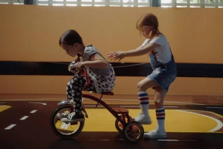 Comercial da C&A: objetivo é incentivar os clientes a doar peças novas para instituições que trabalham com a inclusão e a educação de crianças e adolescentes em todo o Brasil (Reprodução/Youtube)