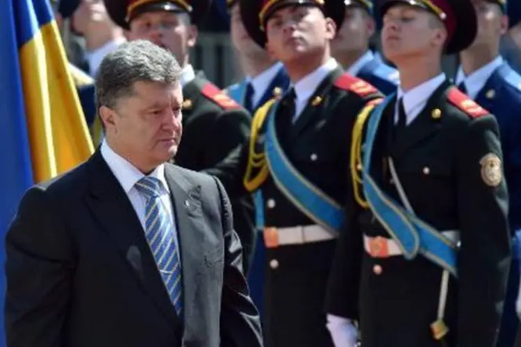 
	Petro Poroshenko caminha em frente &agrave; guarda de honra durante sua cerim&ocirc;nia de posse
 (AFP)