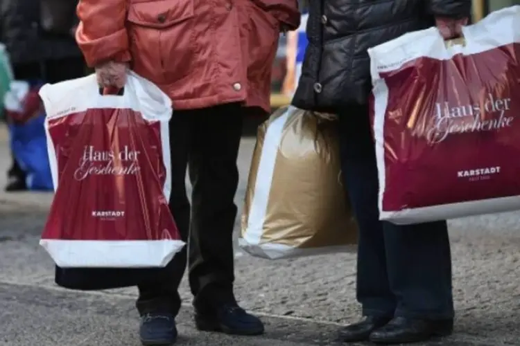 
	Pessoas com sacolas: os gastos do consumidor, que respondem por mais de dois ter&ccedil;os da atividade econ&ocirc;mica dos EUA, desaceleraram inesperadamente nos &uacute;ltimos meses
 (Getty Images)