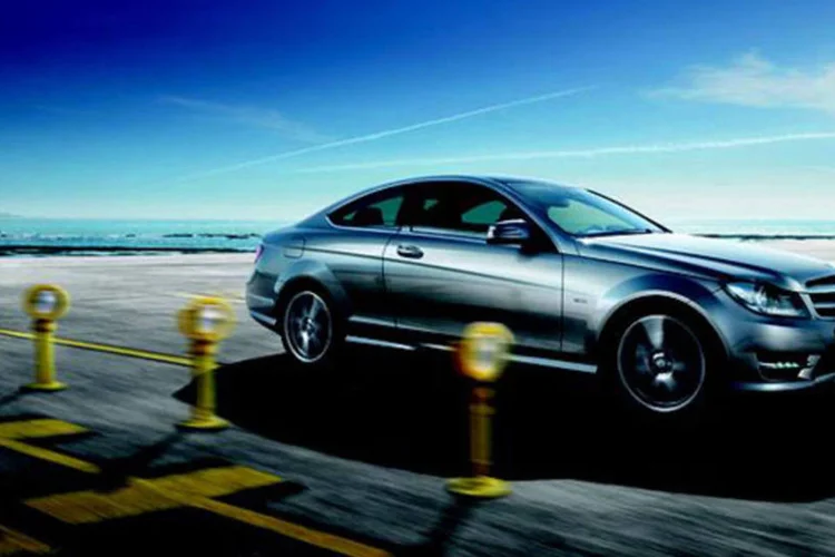 
	Mercedes-Benz C 250 Turbo Sport Coup&eacute;: modelo &eacute; capaz de acelerar aos 100 km/h em 7s2 e atingir a velocidade m&aacute;xima de 240 km/h
 (Divulgação)