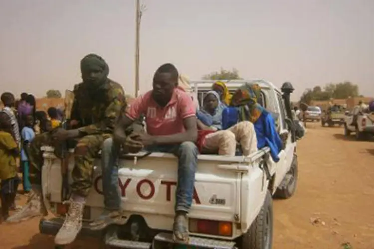 Imigrantes em situação ilegal são escoltados em Arlit, em 4 de novembro de 2013, após serem resgatados pelas autoridades no meio do deserto (AFP)