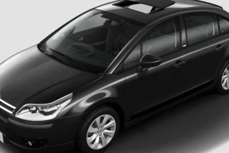 O C4 Solaris é equipado com motor 2.0 Flex de 151 cv (quando abastecido com álcool), possui volante com comandos centrais fixos (Divulgação)