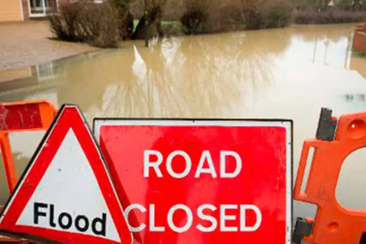 
	Rua alagada &eacute; interditada no Reino Unido: muitas estradas permanecem fechadas por inunda&ccedil;&otilde;es ou pela queda de &aacute;rvores
 (Leon Neal/AFP)