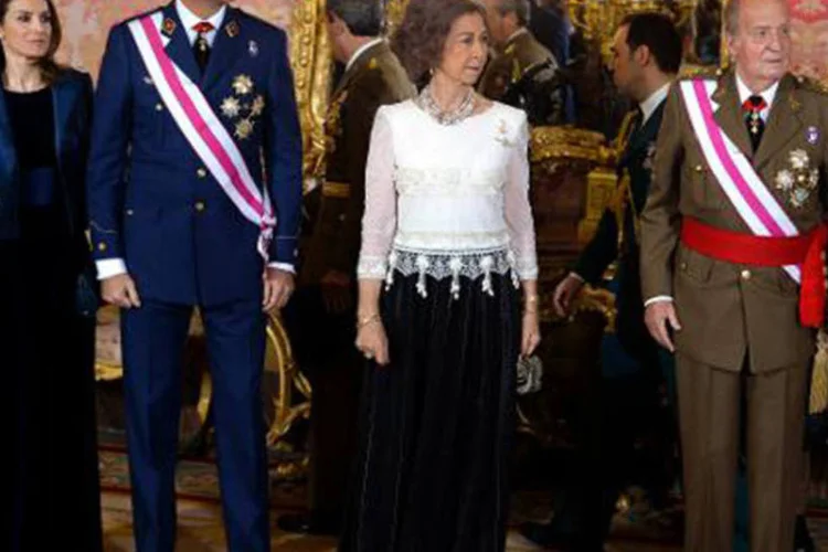 Príncipes de Astúrias, Felipe e Letizia, são vistos ao lado da rainha Sofia e do rei Juan Carlos em 6 de janeiro de 2014 (Gerard Julien/AFP)
