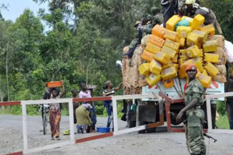 Um soldado congolês de guarda em Kiwanja, uma cidade localizada a 20 quilômetros do local dos confrontos entre as tropas do governo e os rebeldes, em 2 de novembro de 2013
 (Junior D. Kannah/AFP)