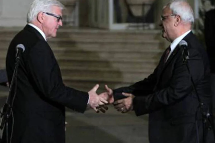 O ministro alemão das Relações Exteriores, Frank-Walter Steinmeier, participa de encontro com o negociador Saeb Erekat em 13 de janeiro de 2014 (Abbas Monani/AFP)