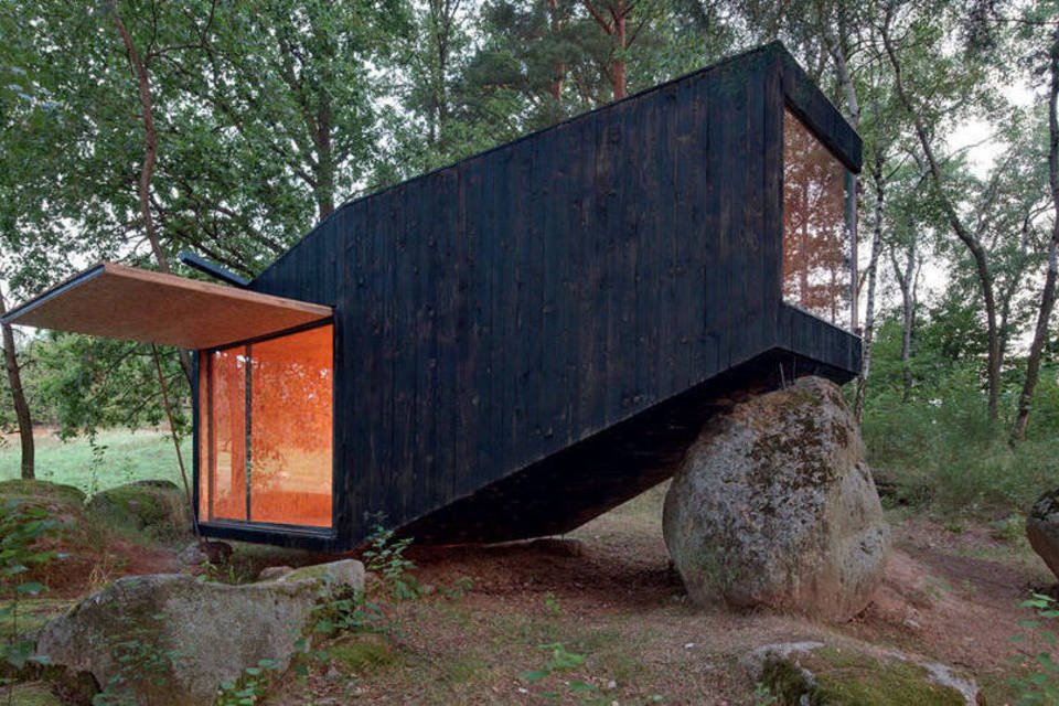 Cabana em floresta da República Tcheca se apoia em pedra