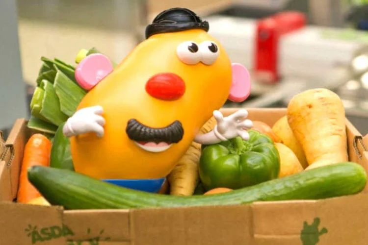 Sr. Cabeça de Batata torto: brinquedo exclusivo para falar sobre alimentos não tão bonitos (Reprodução)