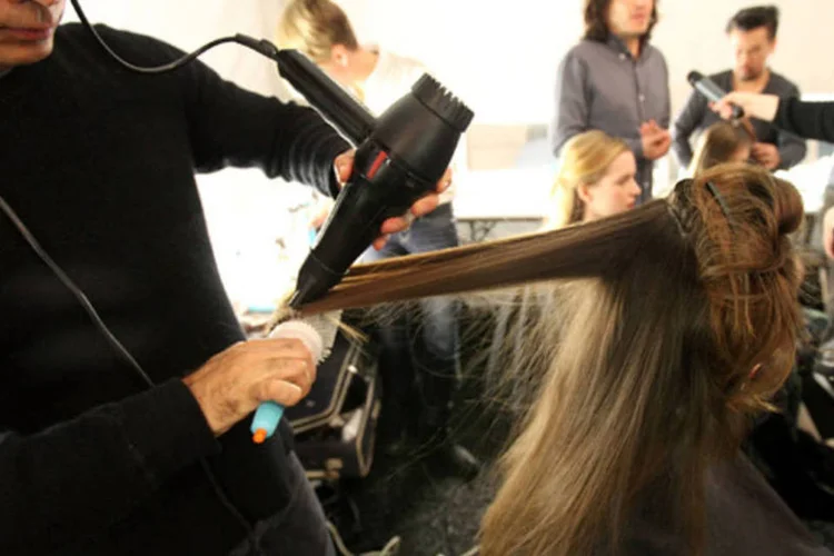 
	Cabeleireiro em sal&atilde;o de beleza: jovem foi &ldquo;descoberta&rdquo; quando o Senac foi ao assentamento realizar uma a&ccedil;&atilde;o volunt&aacute;ria de corte de cabelo e manicure
 (Getty Images)