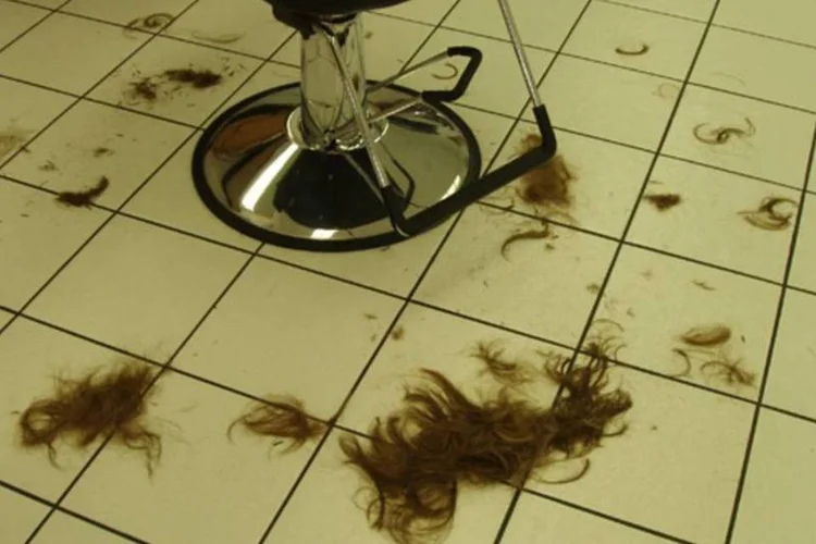 
	Cabelo no ch&atilde;o de um sal&atilde;o de beleza: em seis anos, o gasto com servi&ccedil;os de cabeleireiros no Brasil cresceu 44%
 (Stock.Xchange)