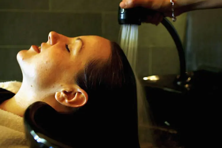 
	Mulher lavando o cabelo: interdi&ccedil;&atilde;o cautelar &eacute; uma medida preventiva e tempor&aacute;ria
 (Daniel Berehulak/Getty Images)