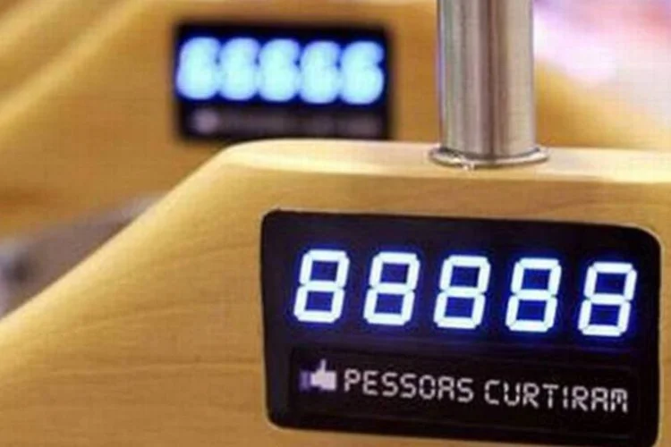 
	Dessa data at&eacute; 1&ordm; de abril, os clientes conseguir&atilde;o ver em tempo real a quantidade total de likes por pe&ccedil;a nas araras com cabides que possuem displays especiais conectados via wi-fi
 (Reprodução)