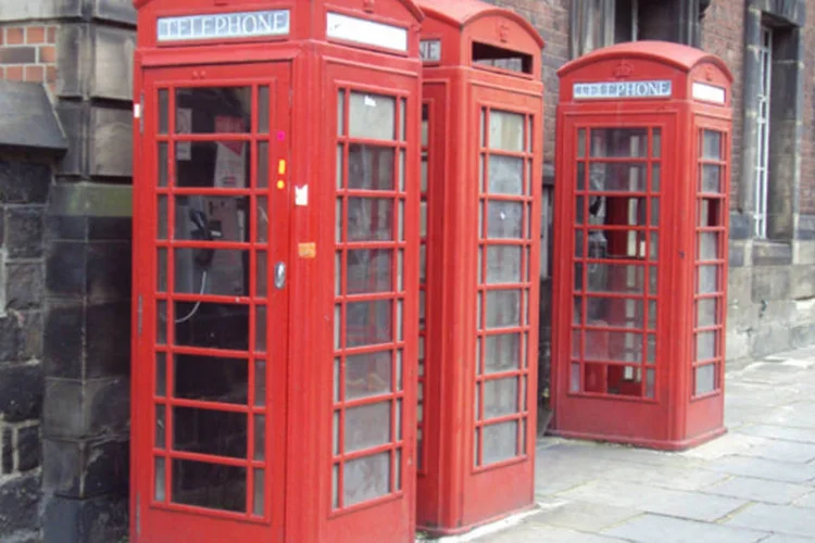 É a primeira vez desde a década de 1980 em que a antiga empresa pública, privatizada nessa década, põe à venda as clássicas cabines, que foram desenhadas pelo arquiteto inglês Giles Gilbert Scott (Green Lane/ Wikimedia Commons)