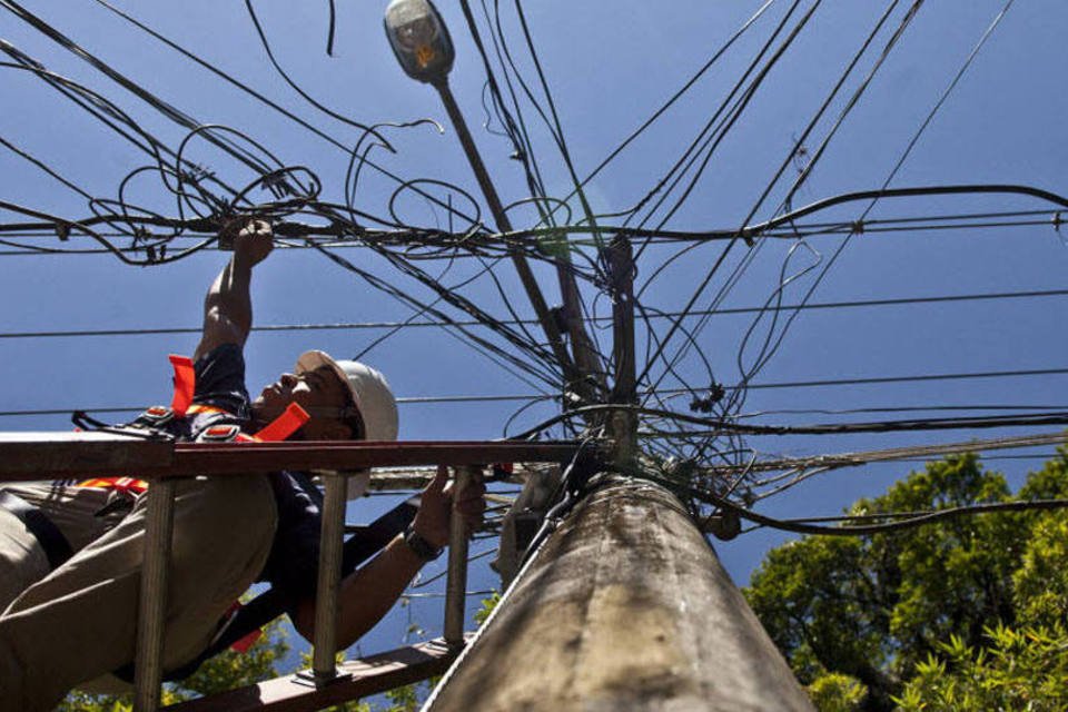 Sem luz, moradores "sequestram" equipe da Eletropaulo