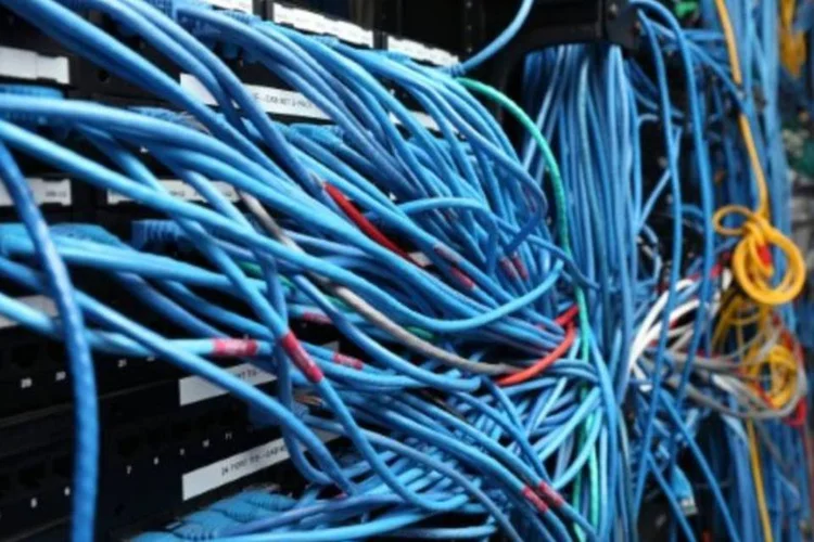 Cabos conectados em sala de servidores (Michael Bocchieri/AFP)