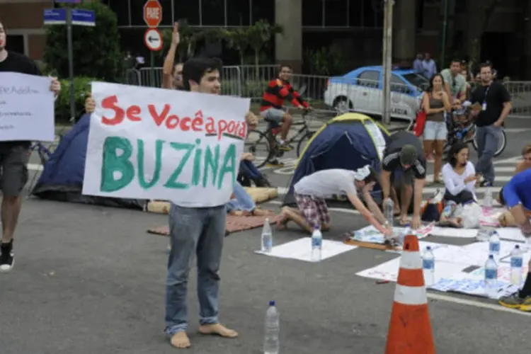 
	Manifestantes acampam em frente ao apartamento do governador S&eacute;rgio Cabral, no Rio de Janeiro: &quot;derrubaram as barracas e n&atilde;o deram tempo para nada&quot;, disse uma das manifestantes
 (Fernando Frazão/ABr)