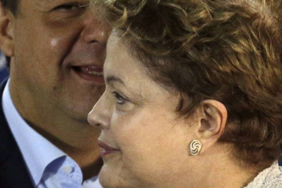 Cabral faz afagos a Dilma na véspera de deixar governo do RJ