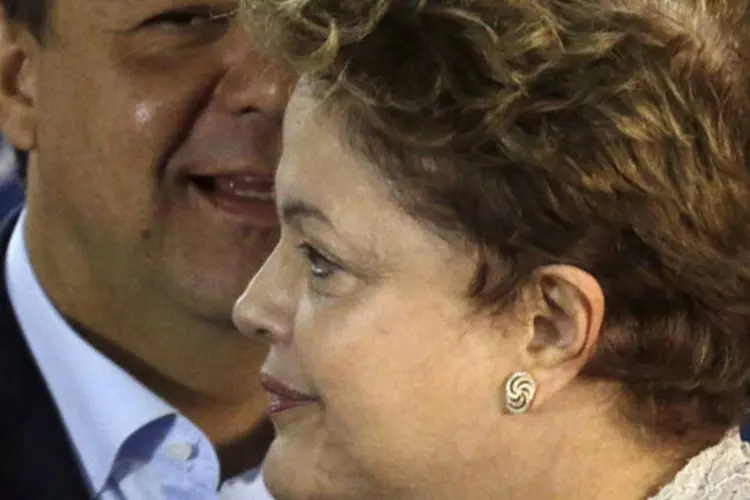 Sérgio Cabral e Dilma Rousseff: aceno mostra o apoio de Cabral e de seu vice, Luiz Fernando Pezão, que vai concorrer ao governo do Estado, à reeleição de Dilma (Ricardo Moraes/Reuters)