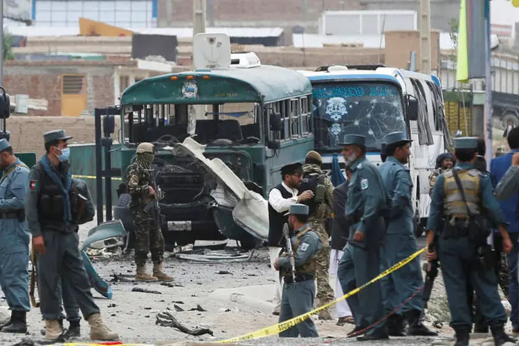 
	Cabul: os talib&atilde;s reivindicaram o ataque, afirmando que atingiu um &ocirc;nibus que transportava os oficiais
 (Omar Sobhani / Reuters)