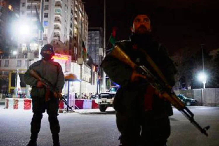 
	Policiais afeg&atilde;os bloqueiam uma rua pr&oacute;xima ao per&iacute;metro de seguran&ccedil;a estabelecido ao redor do hotel Serena, em Cabul: os quatro insurgentes que cometeram o atentado foram mortos
 (Shah Marai/AFP)
