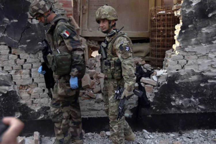 Soldados da Otan inspecionam local após ataque suicida matar duas pessoas em Cabul, capital do Afeganistão (Omar Sobhani/Reuters)