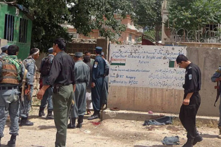 Policiais afegãos diante da sede do conselho provincial de Baghlan (AFP / Sher Mohammad Jahesh)