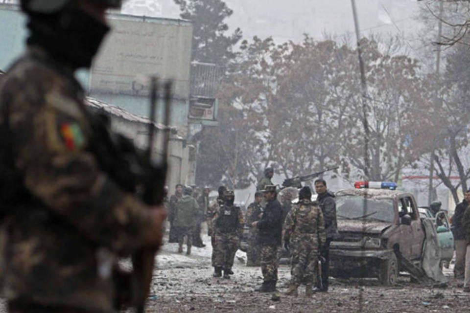 Força de segurança afegã investiga cenário de ataque de carro bomba em Cabul (Omar Sobhani/Reuters)