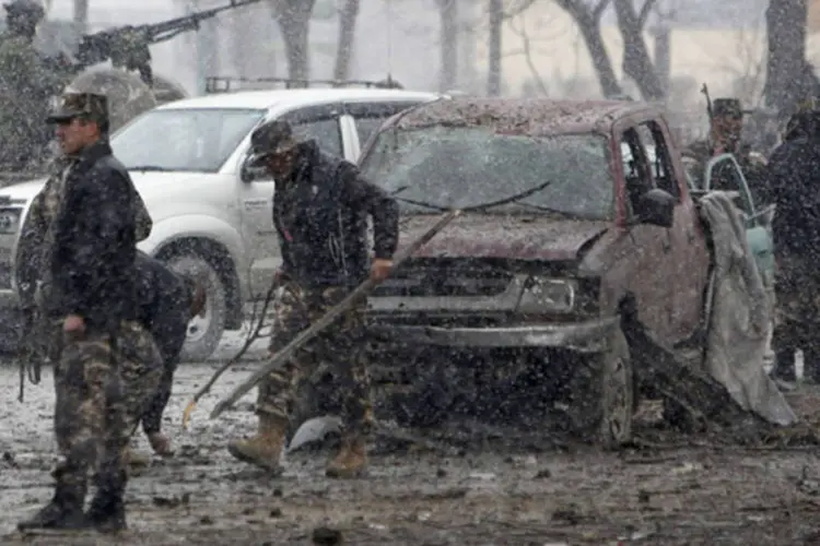 
	For&ccedil;as de seguran&ccedil;a do Afeganist&atilde;o investigam local de explos&atilde;o de um carro-bomba em Cabul: as bombas artesanais s&atilde;o usadas com frequ&ecirc;ncia pelos insurgentes talib&atilde;s
 (Mohammad Ismail/Reuters)