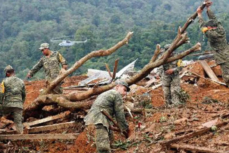 Equipes de resgate trabalham para encontrar dezenas de pessoas desaparecidas após um deslizamento de terra que devastou uma pequena localidade no sul do México (Pedro Pardo/AFP)