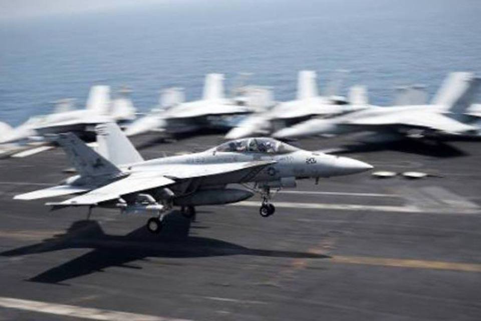 Caça F/A-18C Hornet, uma das aeronaves usadas nos ataques na Síria, em porta-aviões americano