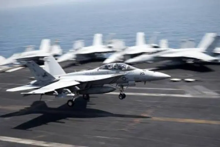 F/A-18C Hornet, uma das aeronaves usadas nos ataques na Síria, em porta-aviões (Mohammed al-Shaikh/AFP)